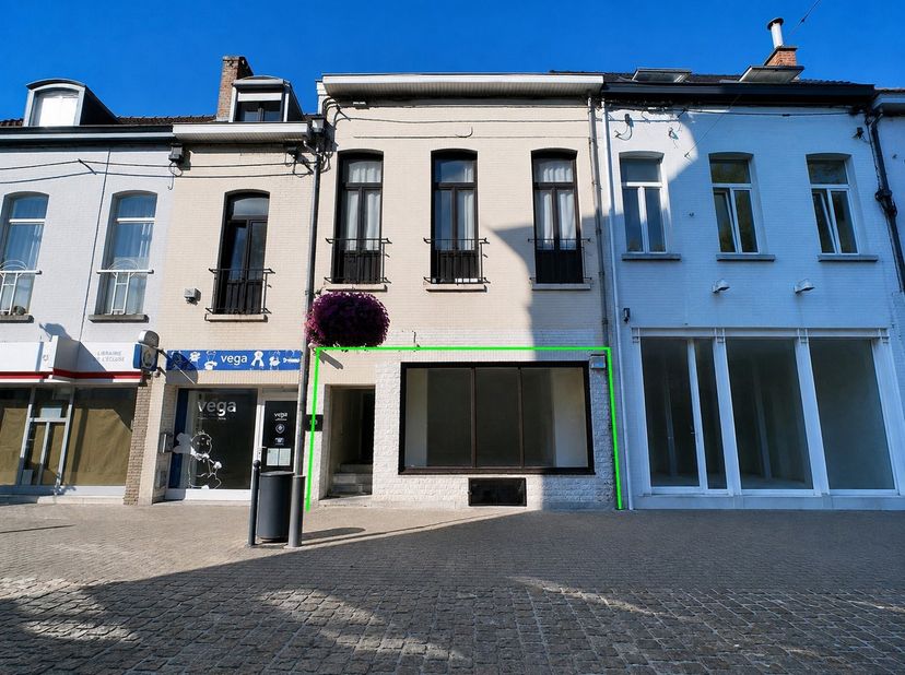 Idéalement située, dans le centre de La Hulpe, sur la place de l'église,<br />
REZ-DE-CHAUSSEE COMMERCIAL de +/- 64 m² offre un espace fonctionnel et