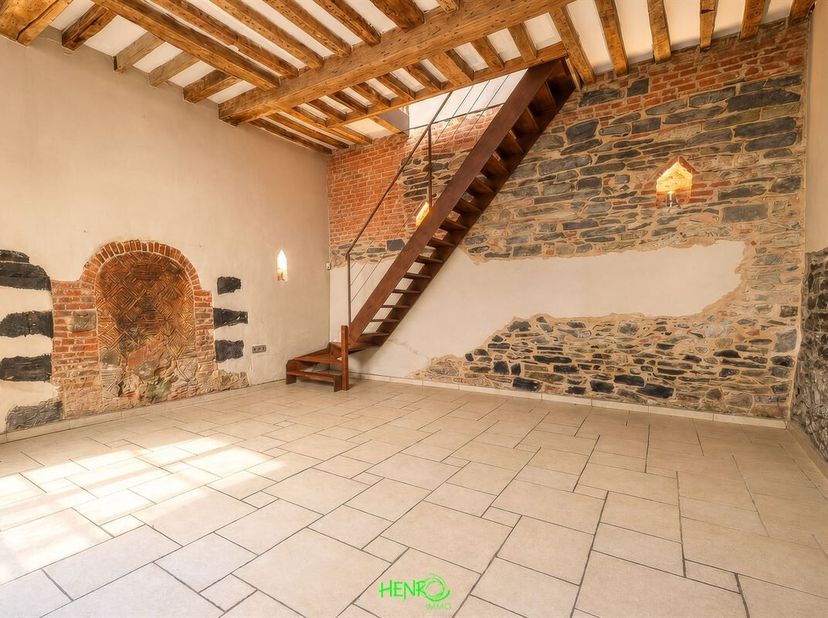 Située en plein centre de Tournai, à proximité immédiate des écoles, commerces et commodités, cette maison de ville 3 chambres est idéale pour un inve