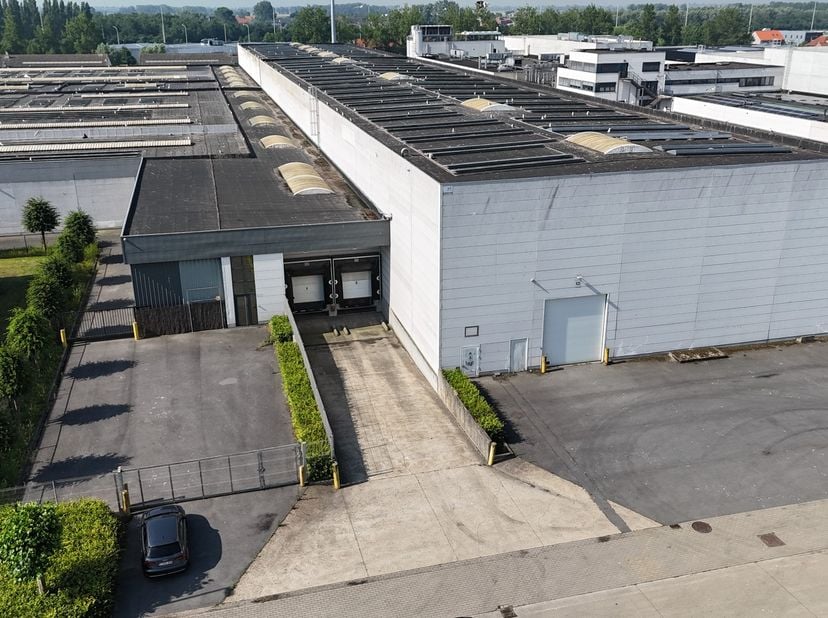 Op een uitstekende locatie te Oostende is dit logistieke hoogbouwmagazijn van +/- 4.025 m² beschikbaar voor verhuur.<br />
<br />
De site bevindt zich
