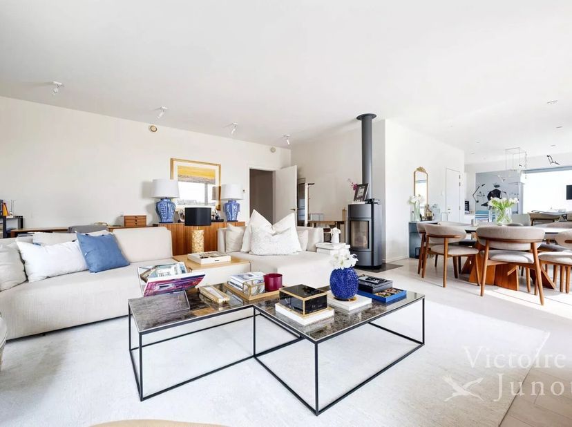 Ideaal gelegen tussen de Louizalaan (1000 Brussel) en het Flageyplein, stelt Victoire-Junot u exclusief dit prachtige penthouse van ± 163 m² + ± 30 m²