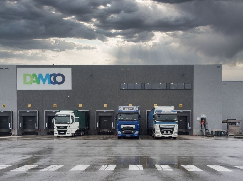 14.725m² opslagruimte met 713m² kantoorruimte<br />
Ligging: vlakbij A12 en de container terminal in Willebroek; E19 op 8,8km; bushalte op wandelafsta