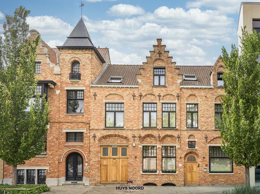 Profitez d'un cadre exclusif dans cette maison de maître rénovée et économe en énergie, dotée de chambres luxueuses, d'un jardin et d'un garage intégr