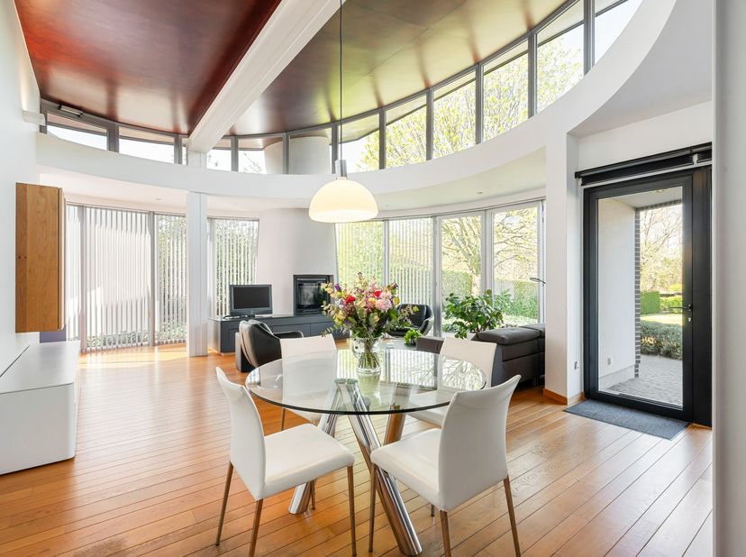 Deze bijzondere gelijkvloerse villa combineert hedendaags comfort met een prachtige natuurlijke omgeving. Deze eigendom wordt gekenmerkt door grote gl