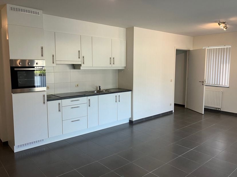 Ruisbroek app S1 0.01<br />
Mooi gelijkvloers 1 slaapkamer appartement gelegen in een groene omgeving en voorzien van ruime inkomhal met plaats voor v