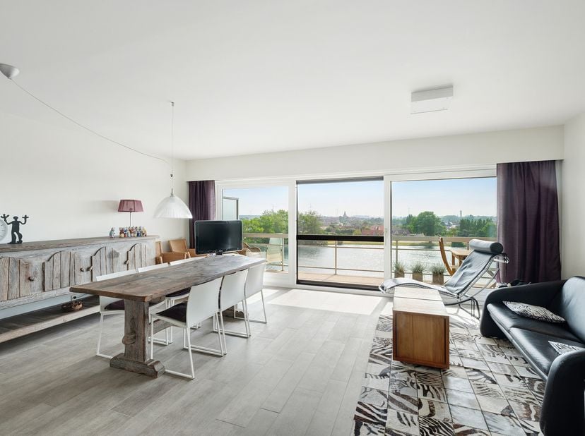 Dit appartement van 104m² ligt op korte afstand van het strand in Knokke-Heist en is gelegen op de zesde verdieping. Dankzij de hoge ligging kijkt u h