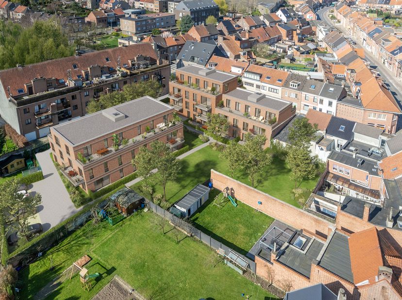 Dit nieuwbouwappartement situeert zich op de eerste verdieping van nieuwbouwresidentie De Zeven Rozen in blok B. Het omvat een inkomhal, een lichtrijk
