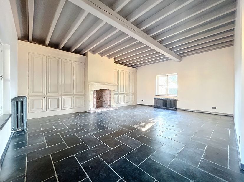 Espace de bureaux avec beaucoup de cachet!<br />
REZ (+/- 210m²):<br />
Grand hall desservant deux premiers bureaux,<br />
Cuisine équipée avec évier,