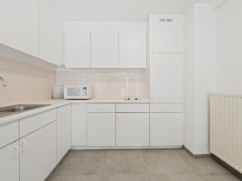 Te koop: gelijkvloers appartement in het centrum van Sint-Idesbald, op de Koninklijke Baan, nabij groene omgeving en openbaar vervoer. Dit open appart