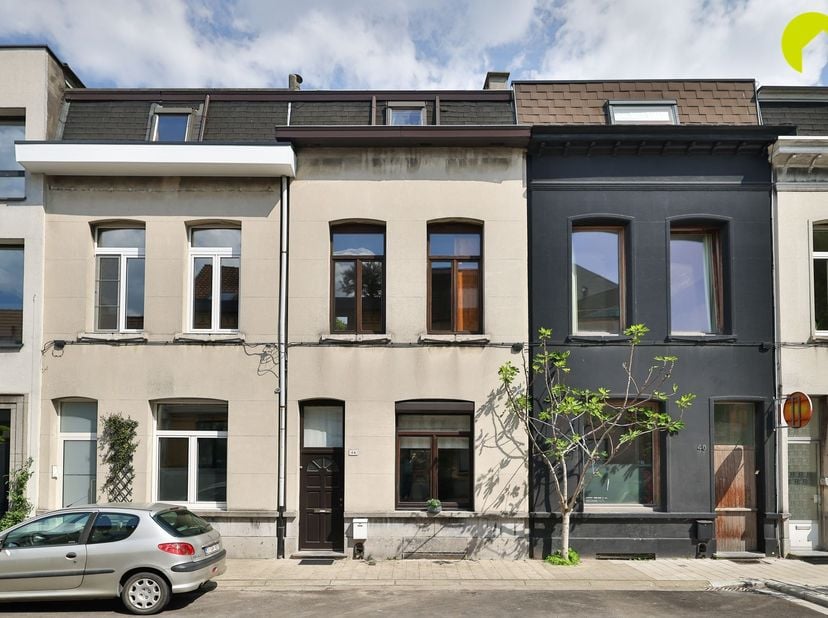 IN OPTIE!<br />
In deze charmante woning waan je je in Zuiderse sferen; terracotta tegels,  warme kleuren, de lichtinval die door de houten luiken bi