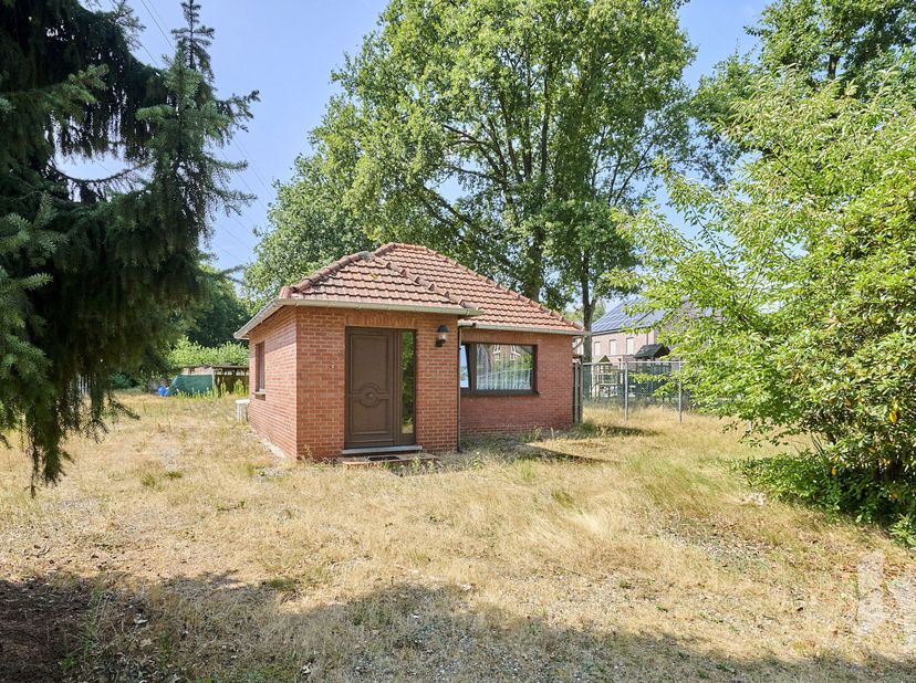 Vrijstaande, gelijkvloerse woning met 3 slaapkamers op zeer ruim perceel van 1236m²<br />
Deze nog te renoveren woning is zeer rustig gelegen op een z