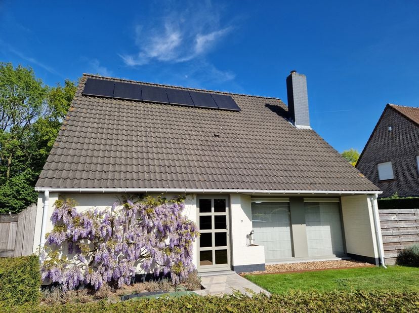 Ligging<br />
Deze vrijstaande woning is uitstekend gelegen in Sint-Denijs-Westrem, vlakbij Gent. U geniet hier van een rustige woonomgeving met tegel