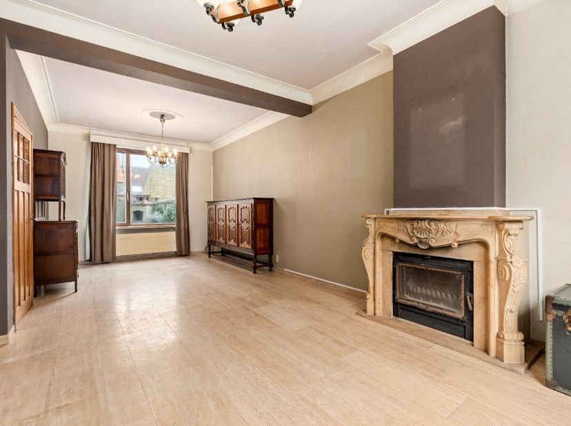 De Panne: Te renoveren woning met veel potentieel te koop Deze zeer ruime woning in de Brouwersstraat, op wandelafstand van het centrum, scholen, wink