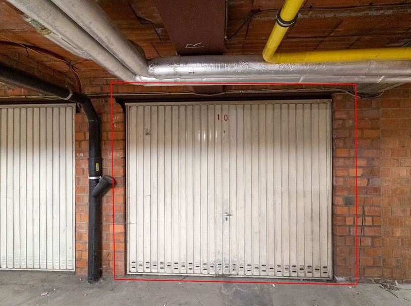 Verhuurde GARAGEBOX met gunstige ligging. <br />
Verhuurovereenkomst en syndicusinlichtingen op te vragen bij de notaris.