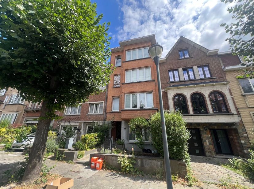 CHARMANT 1-SLAAPKAMERAPPARTEMENT IN EEN KLEINE MEDE-EIGENDOM<br />
Gelegen op de eerste verdieping van een kleinschalige mede-eigendom, biedt dit aan
