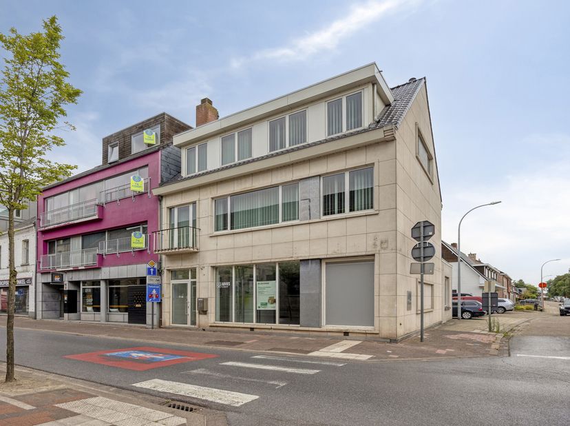 Handelsruimte met kantoren en ruime opslag in centrum Arendonk<br />
Op een uitstekende zichtlocatie in het centrum van Arendonk bevindt zich dit veel