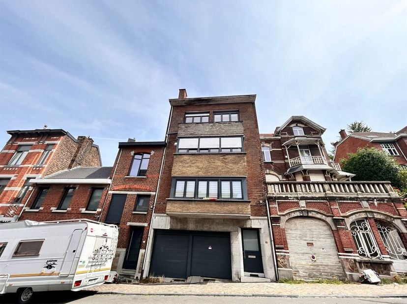 Situé dans la rue de Campine, sur les hauteurs de Liège, à quelques minutes à peine du centre-ville et de la Citadelle, ce superbe duplex rénové avec