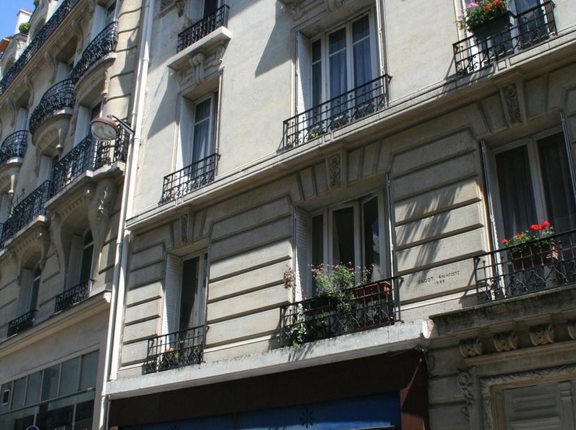 ANTWERPEN: 2 opbrengsteigendommen + 3 appartementen (#1X+6_REWE_ANT)<br />
<br />
1. Gemengd opbrengsteigendom te Antwerpen (Mortsel):<br />
- Gelijkv