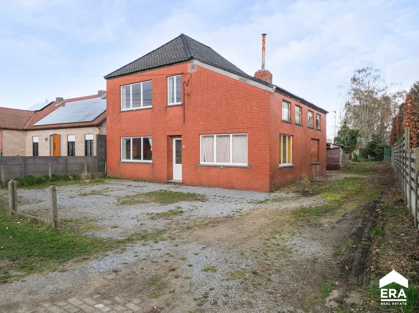 Te renoveren woning met reeds aangevraagde vergunning voor een totaalrenovatie, gelegen vlakbij de E313 en het centrum van Vorst.Deze woning uit 1944