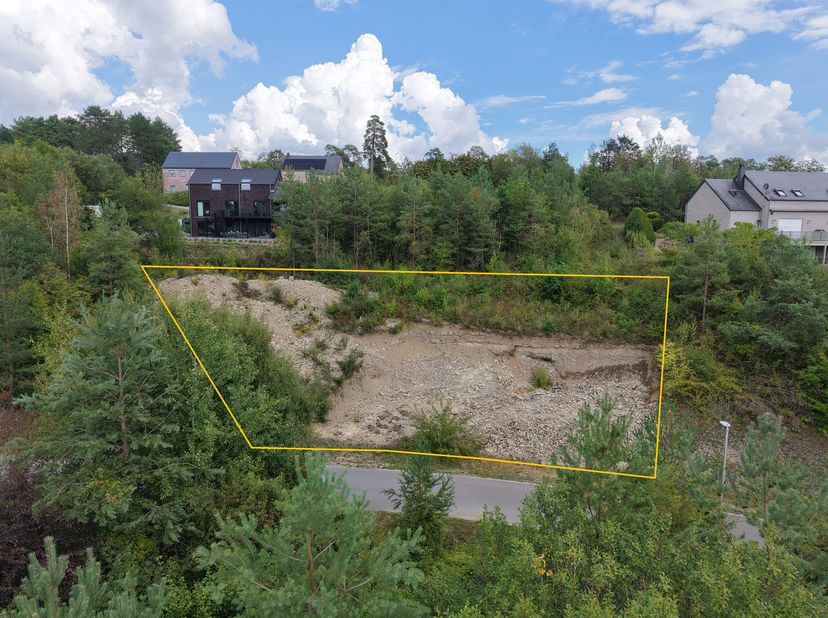 Terrain à bâtir pouvant accueillir une maison 4 façades. Cette belle parcelle est située sur le Golf de Durbuy, à 5 minutes de la ville et ses attract