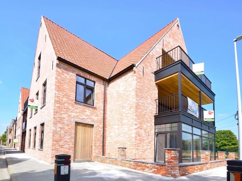 Residentie 'Het zonnig hoekje' verwijzend naar het klein naambordje die op de oorspronkelijk site aan de voorgevel van de woning ging, heeft zijn naam