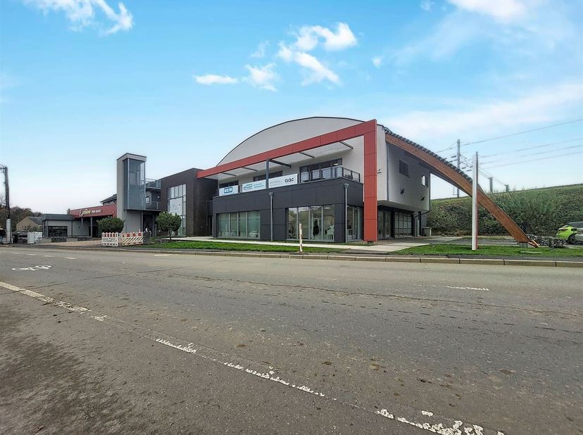 W Immobilière vous propose en location au sein du centre de service Luxvert, deux surfaces de bureaux modulables de 30m² entièrement meublées au 1er é