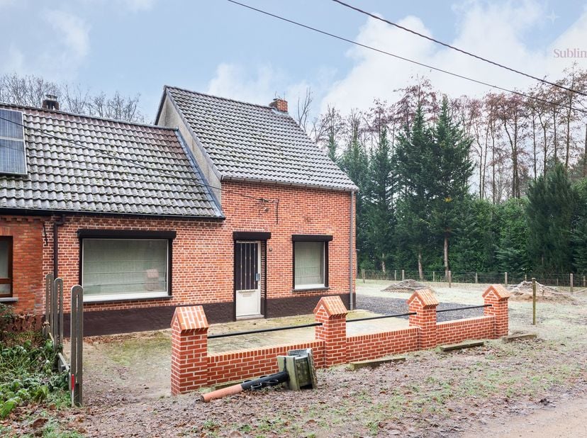 Deze halfopen bebouwing is gelegen op een idyllische en rustige locatie midden in het groen, waar natuur en sereniteit centraal staan. Omringd door bo