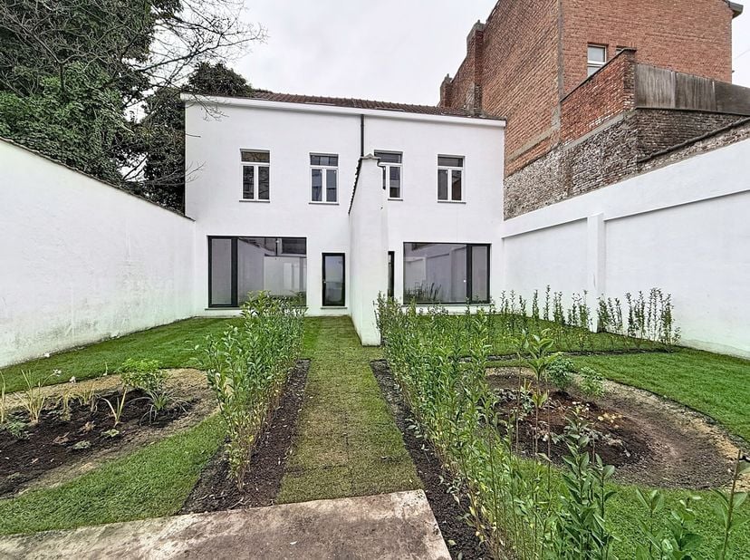 Place de la Reine, à proximité du Botanique, dans une rue calme à sens unique, superbe projet de rénovation de 6 appartements et 2 maisons CASCO (brut