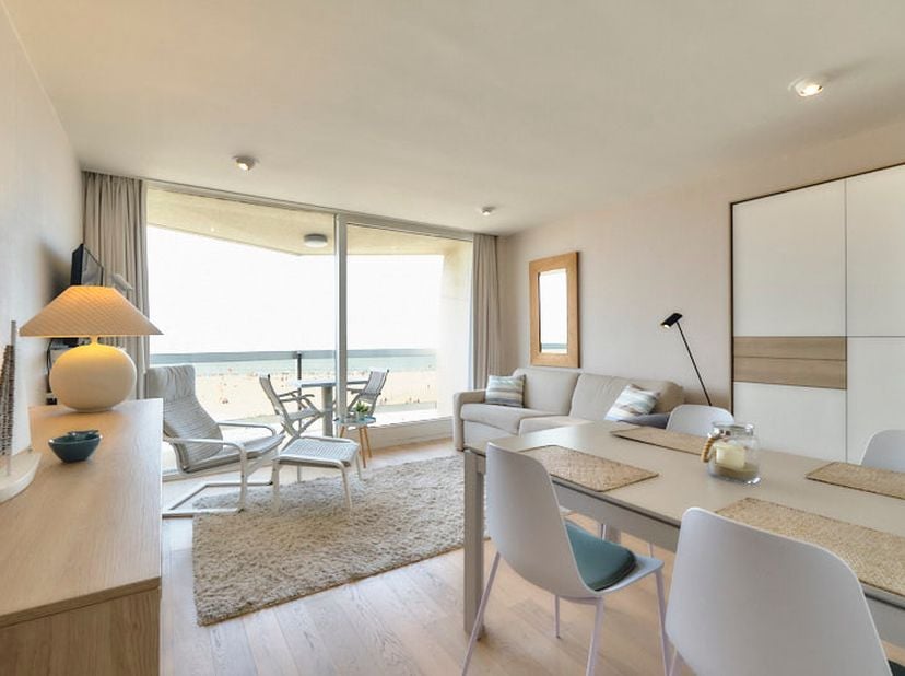 BELLE STUDIO RÉNOVÉE DANS LA RÉSIDENCE PRESTIGIEUSE „ANDROMEDA”<br />
Au 2ème étage de cette luxueuse résidence, vous trouverez cette studio remise à