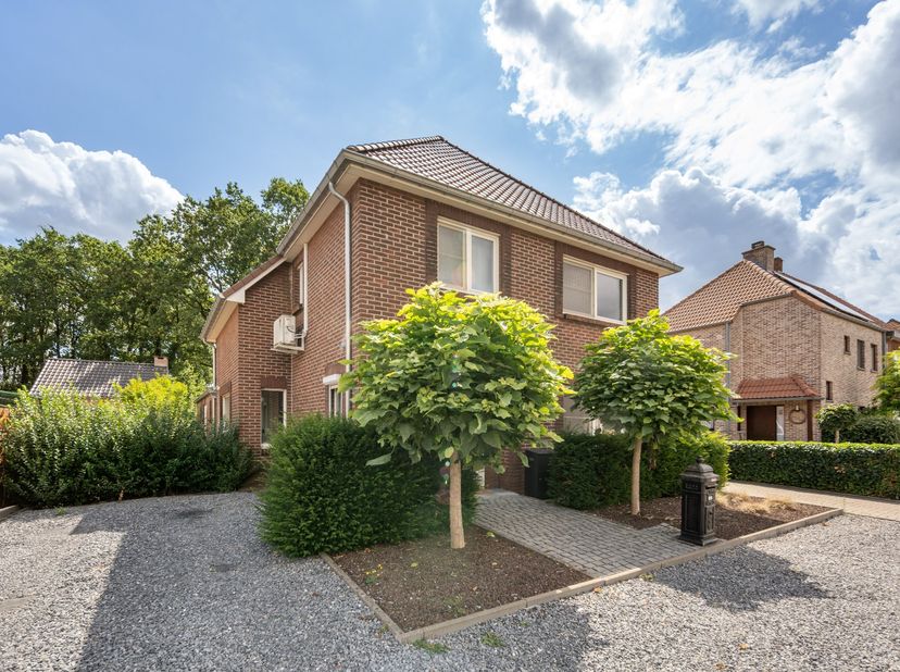 Deze grondig gerenoveerde gezinswoning combineert een verrassend ruim wooncomfort met een aangename, landelijke tuinbeleving. De woning beschikt over