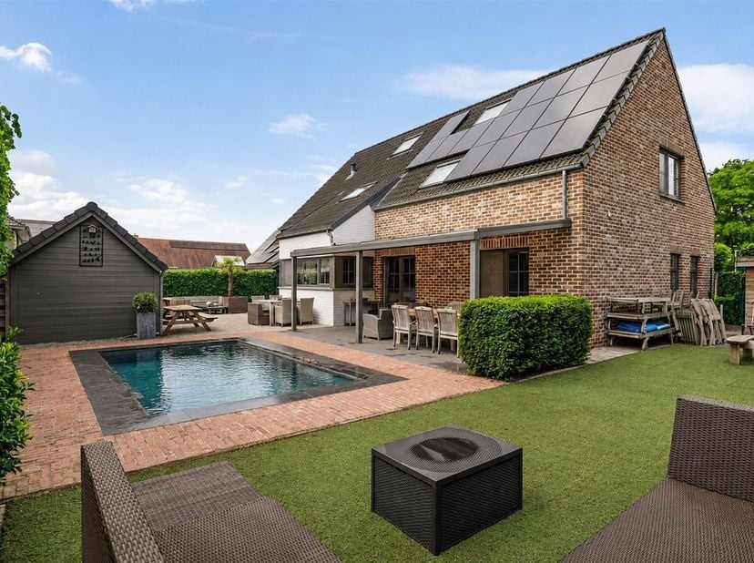 Rustig gelegen OB met 5 slpks en zwembad<br />
<br />
Gelegen in een rustige en groene omgeving in Moerbeke geniet deze woning van een aangename, re