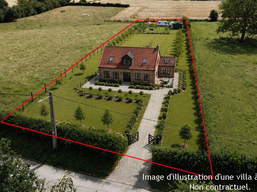 Dans le parc Naturel des Hauts-Pays, terrain de 30 ares 25 ca proposant 22 mètres de façade.<br />
<br />
Topographie plate après un légère pente à