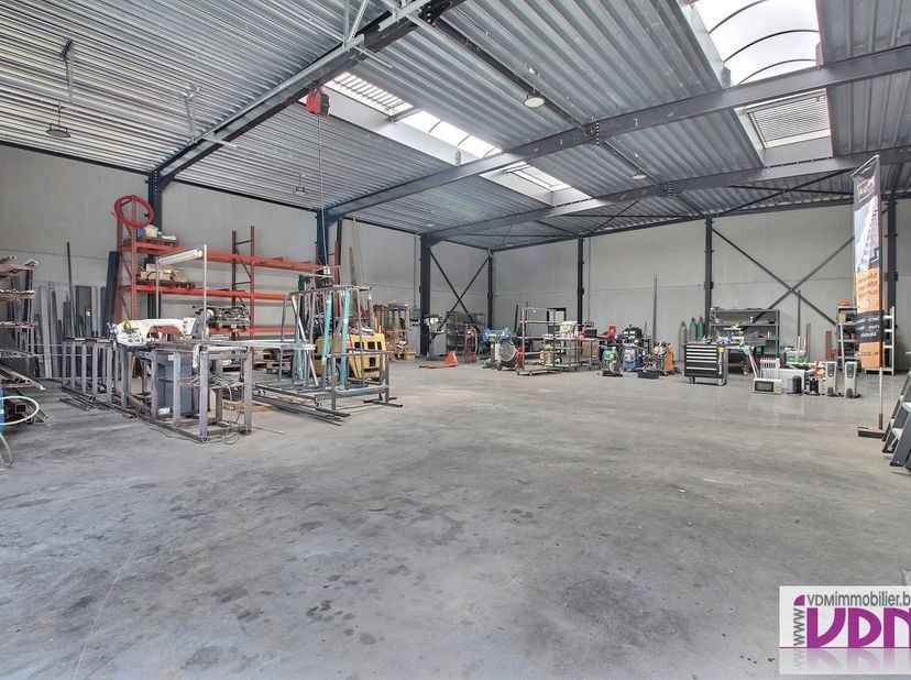Récent hangar de 400m² avec partie bureau ou showroom de 30m²
