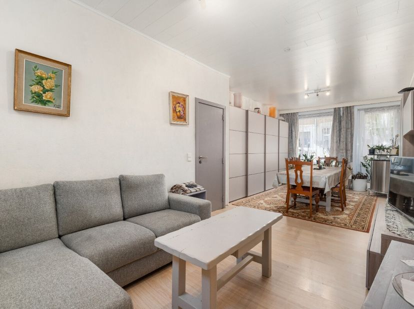 La Panne : Appartement 2 chambres en rez-de-chaussée avec cour ! Cet appartement 2 chambres en rez-de-chaussée est situé dans la rue résidentielle Bro