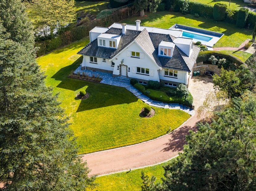 Waterloo, Ravissante VILLA (5CH/3SDB/BUREAU/PISCINE) de 299m² (selon PEB) en bon état général offrant de superbes volumes et une agréable luminosité.