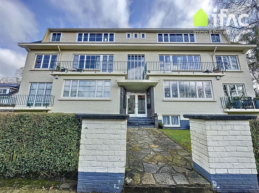 Aangenaam appartement op de eerste verdieping met lift, in residentiële wijk op goede locatie te Tervuren. <br />
1ste verdieping: inkomhal, apart toi