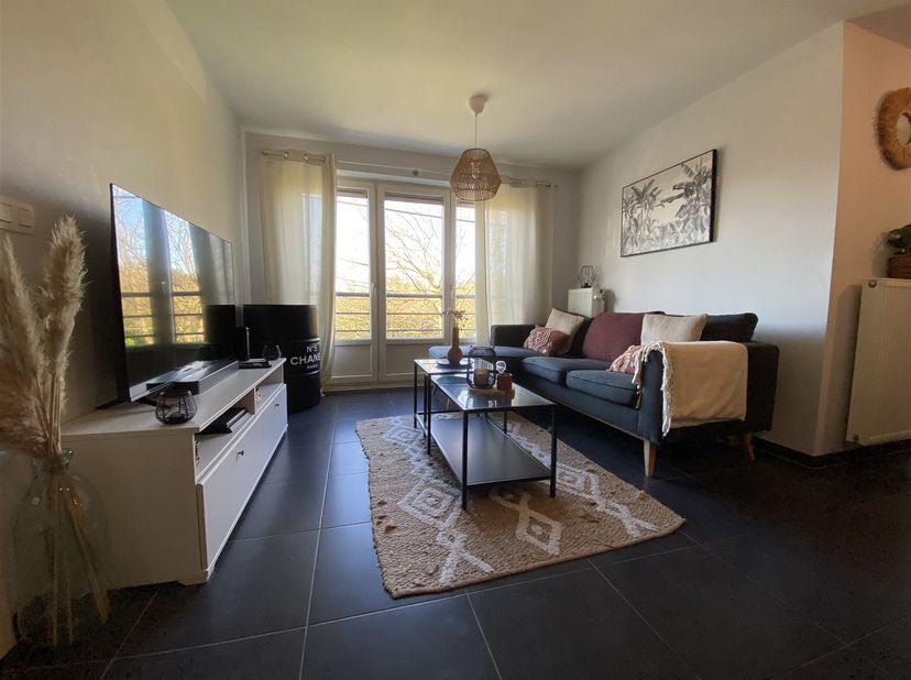 Appartement situé dans un immeuble de 9 appartements avec ascenseur, garage de 16m², emplacement de parking et cave au rez-de-chaussée.<br />
 <br />