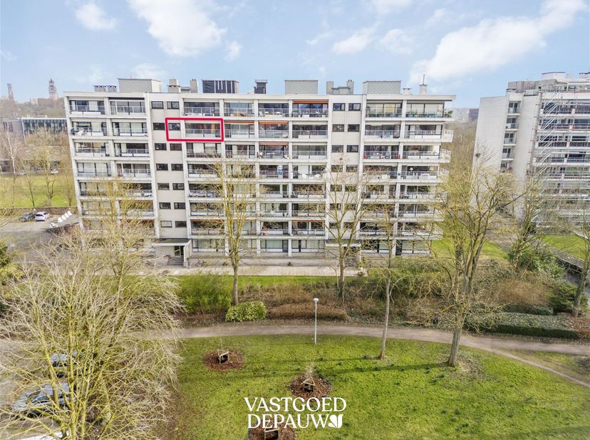 In Sint-Andries situeert zich dit lichtrijke appartement met mooie woonvolumes (108m²) en een fenomenaal uitzicht. Rustig en centraal gelegen in een d