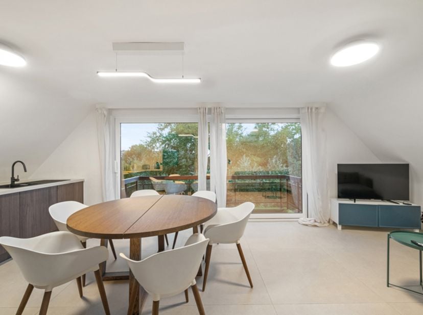 Dit volledig gerenoveerde appartement in Residentie Het Park combineert een hedendaagse afwerking met een praktische indeling en een topligging in Kok