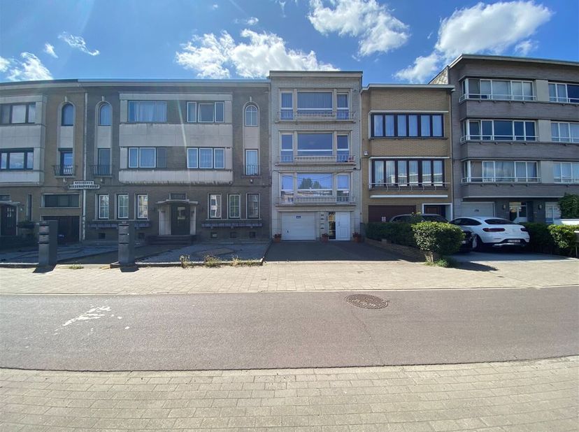 Gerenoveerd appartement met 2.5 slaapkamers op gunstige locatie! <br />
Indeling: Inkomhal, leef- en eetruimte, keuken, 3 slaapkamers, badkamer, gaste
