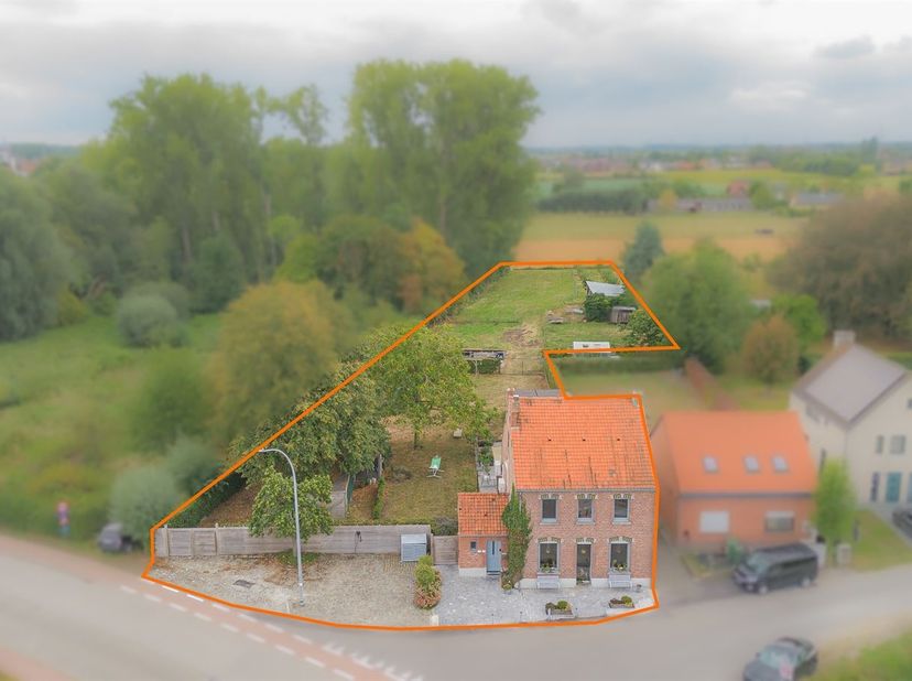 Op een perceel van 36 are bevindt zich deze charmante, goed onderhouden woning met 218 m² bewoonbare oppervlakte, ideaal voor wie ruimte, natuur, priv