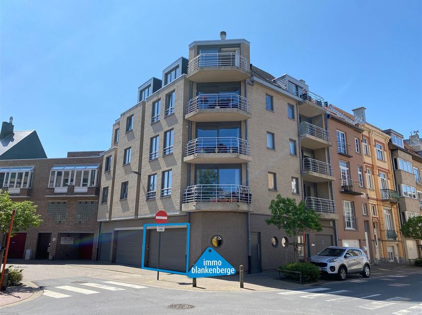 Staanplaats in een moderne parklift in residentie Piazza.<br />
<br />
Deze staanplaats biedt een ideale parkeeroplossing met een draagkracht van 2 to