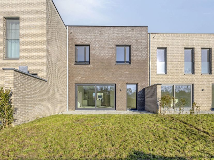 Centraal gelegen tussen Hasselt en Sint-Lambrechts-Herk vindt u op de Oude-Truierbaan deze knappe nieuwbouwwoning met 3 slaapkamers terug.<br />
Deze