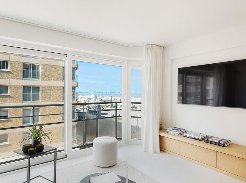 Aan het iconische Rubensplein in Knokke, op een uitzonderlijke ligging op de hoek van de Zeedijk, bevindt zich dit prachtig gerenoveerde appartement m