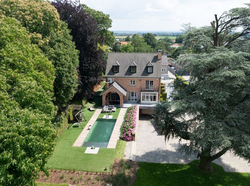Deze recente villa ligt op een ruim perceel van 2487m2 en beschikt over liefst 5 slaapkamers, 3 badkamers en een ingerichte zolderverdieping. Aan de v