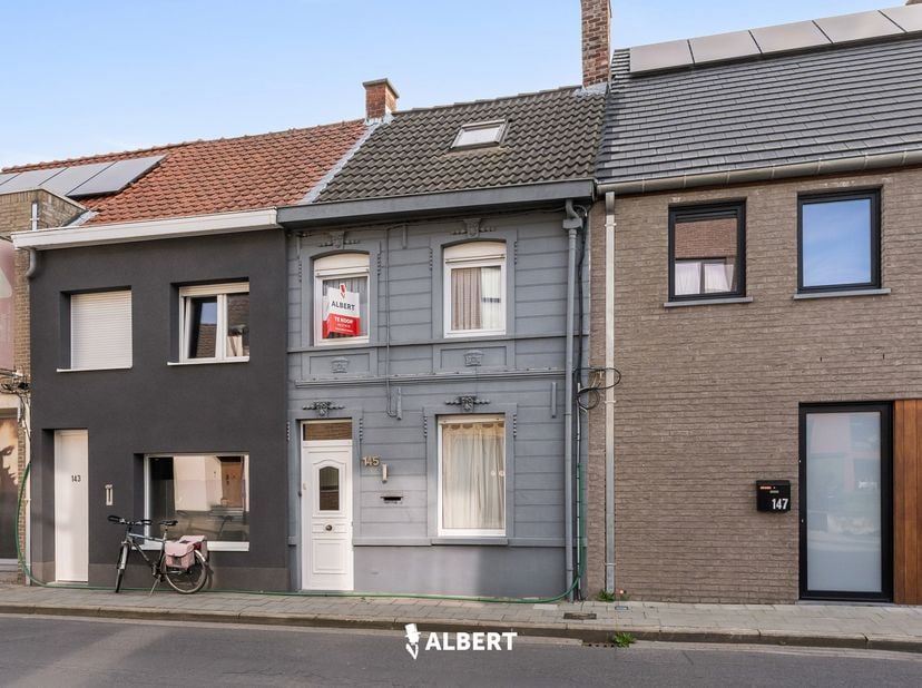 Op zoek naar een eigen starterswoning of opbrengsteigendom? Dan is deze interessante eigendom misschien iets voor u.<br />
De woning is vrij bij akte.
