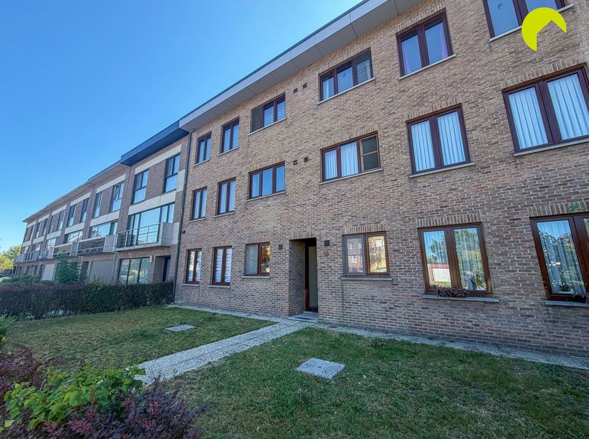 In een rustige woonwijk te Lint vinden we dit verzorgd 2-slaapkamer appartement met bijhorende garagebox. <br />
Het appartement bevindt zich op de 2
