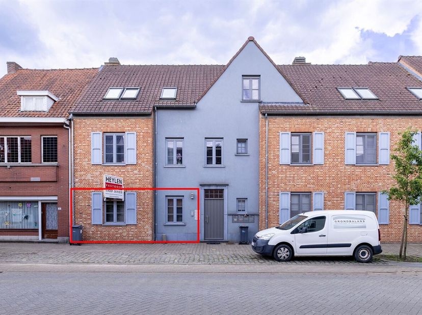 Gelijkvloers appartement met 2 slaapkamers, tuin en carport. Centraal gelegen te Westmeerbeek met school, winkels en openbaar vervoer op wandelafstand