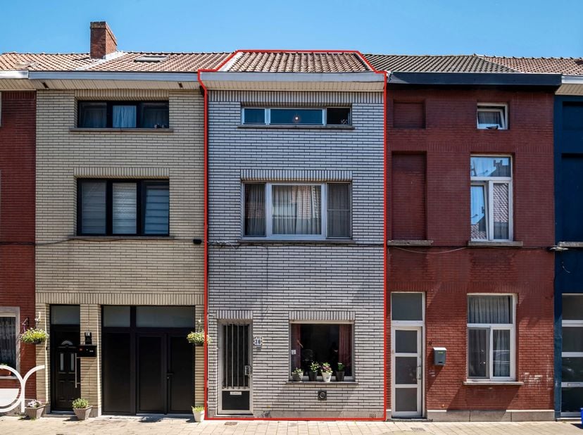 Deze rijwoning is gelegen in een rustige straat vlakbij de Palinghuizen.<br />
De woning omvat 5 slaapkamers en een stadskoer gericht naar het oosten.