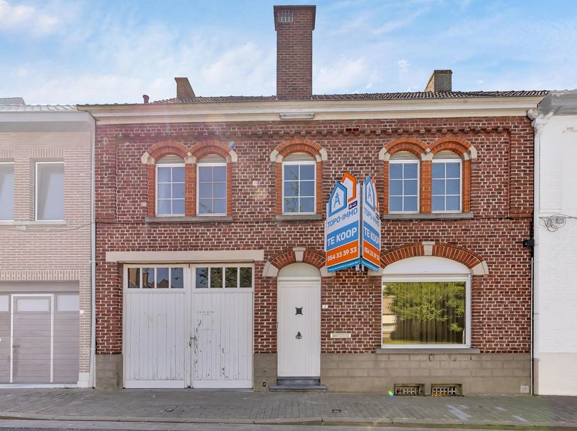 Deze bijzonder ruime woning biedt uitzonderlijk veel mogelijkheden en is ideaal voor een groot gezin, een zelfstandige of een handige doe-het-zelver.
