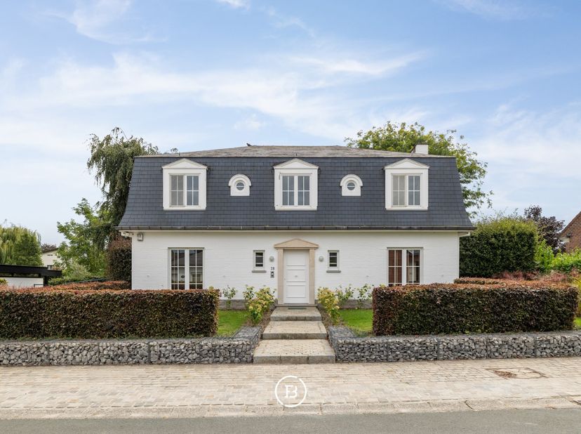 In een rustige, kindvriendelijke woonwijk in Hamme (Merchtem) vinden we deze ruime en lichtrijke gezinswoning terug. De woning is gelegen op een prach
